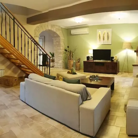 Orada In Mit Pool Fuer 6 Personen Villa